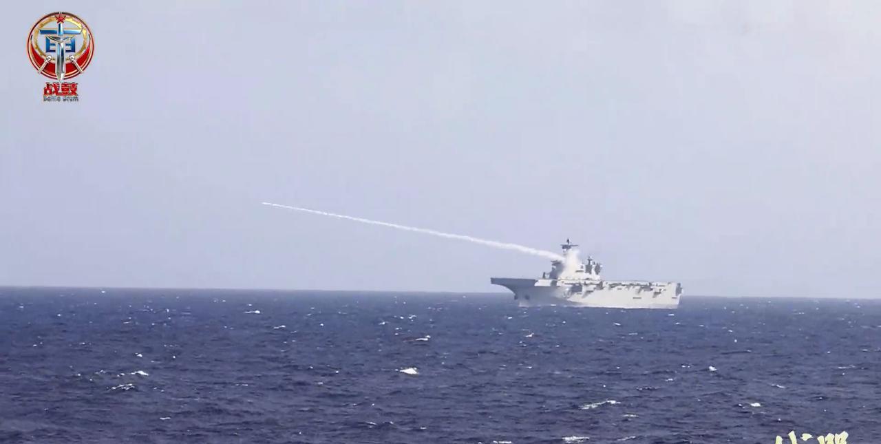 075两栖攻击舰海红旗-10防空导弹和1130近防炮开火的画面，海红旗-10的射