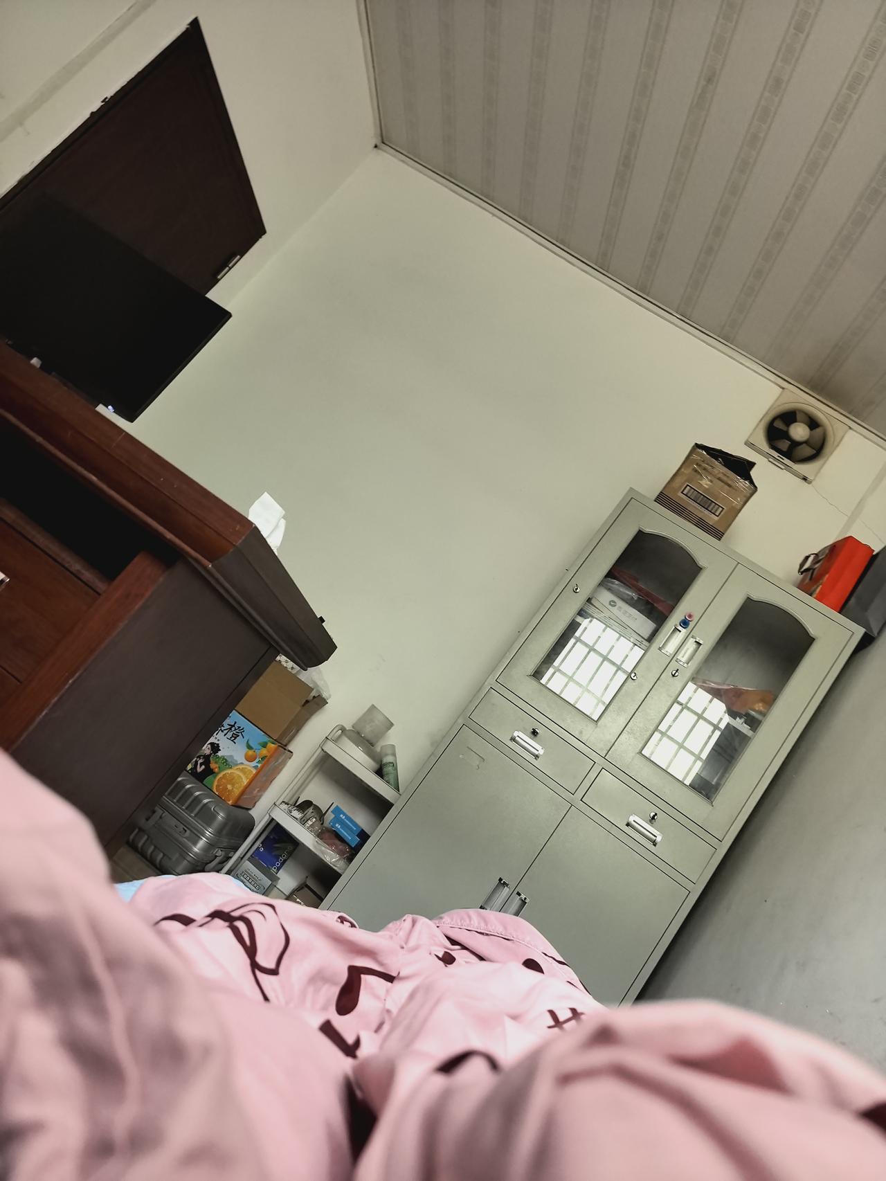 下午到两点半，打开门看见婆婆在客厅玩手机。我挺不好意思道：“没人叫我，一觉睡到