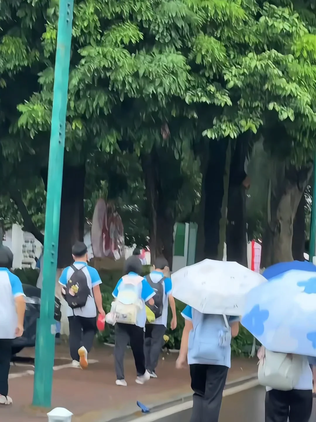 妈宝女开启住校生活，今晚应该会哭吧……