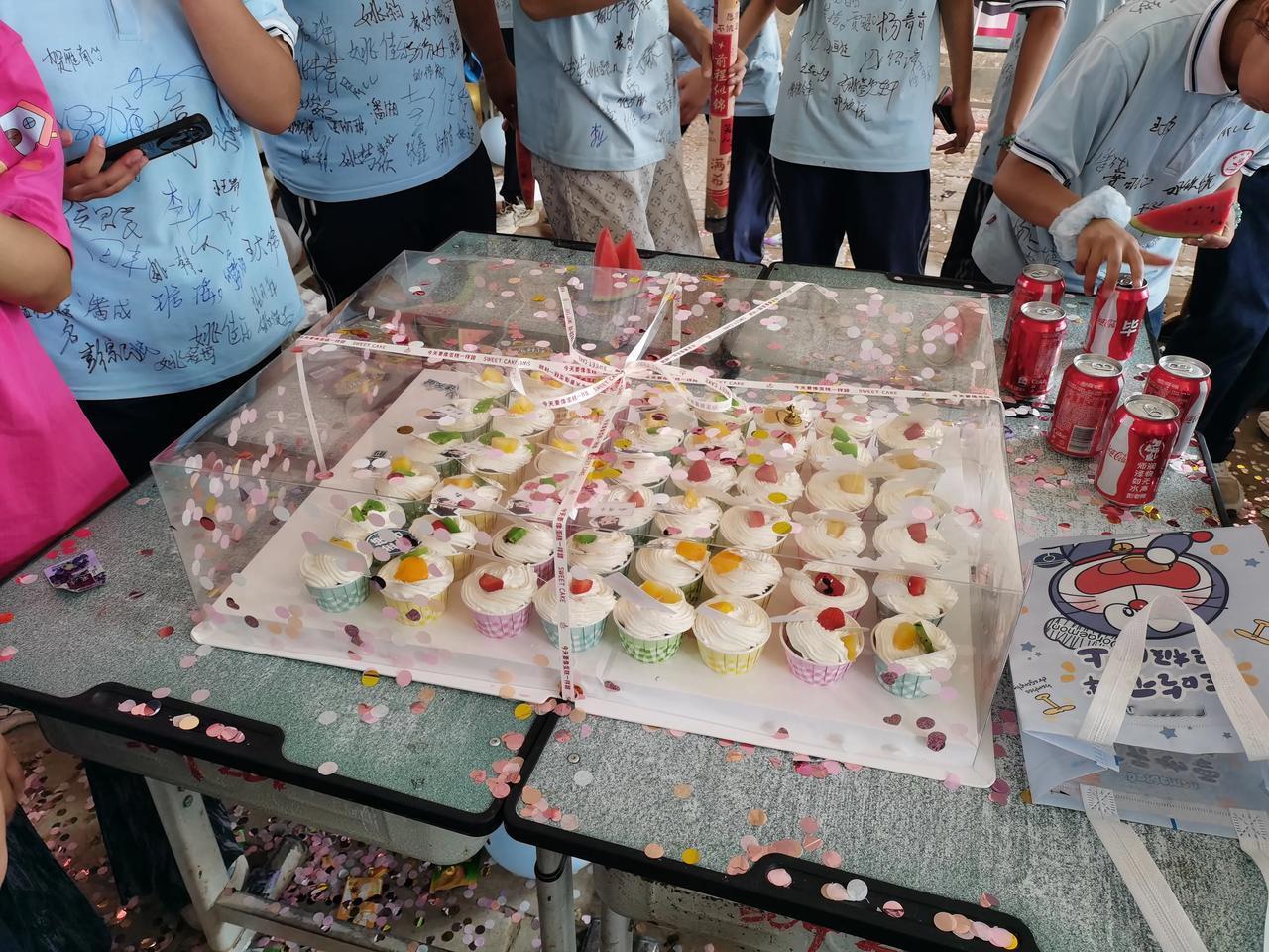 三人以上吃吃喝喝就违规了吗？6月12日晚上，校长急急忙忙召开了教师会议，会议的主