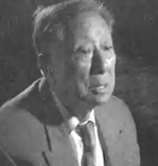 1942年，一名伪军师长派人送给粟裕一把伞，粟裕疑惑地打开伞一看，里面竟藏了一张
