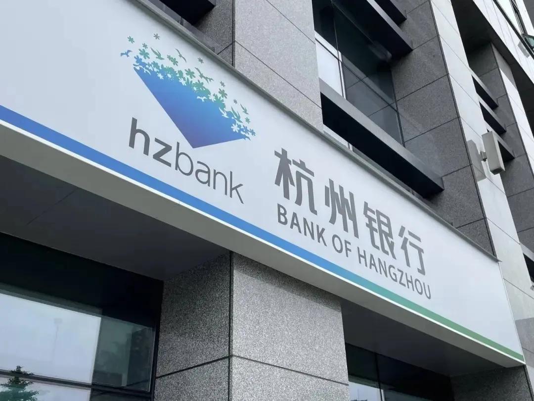 杭州金融圈炸锅，有银行员工忍不住揭竿而起，公开怒批银行周末无休止的加班，关键还是