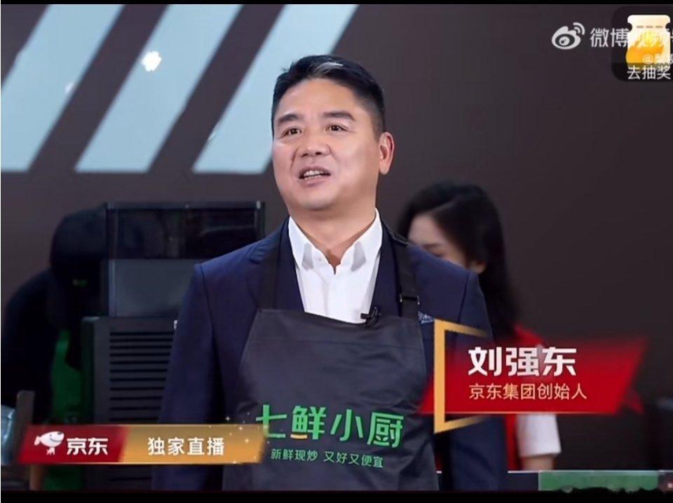 看到刘强东系上围裙下厨做家乡菜，这画面莫名亲切。卷饼尖椒小鱼一上桌，老乡一句“就