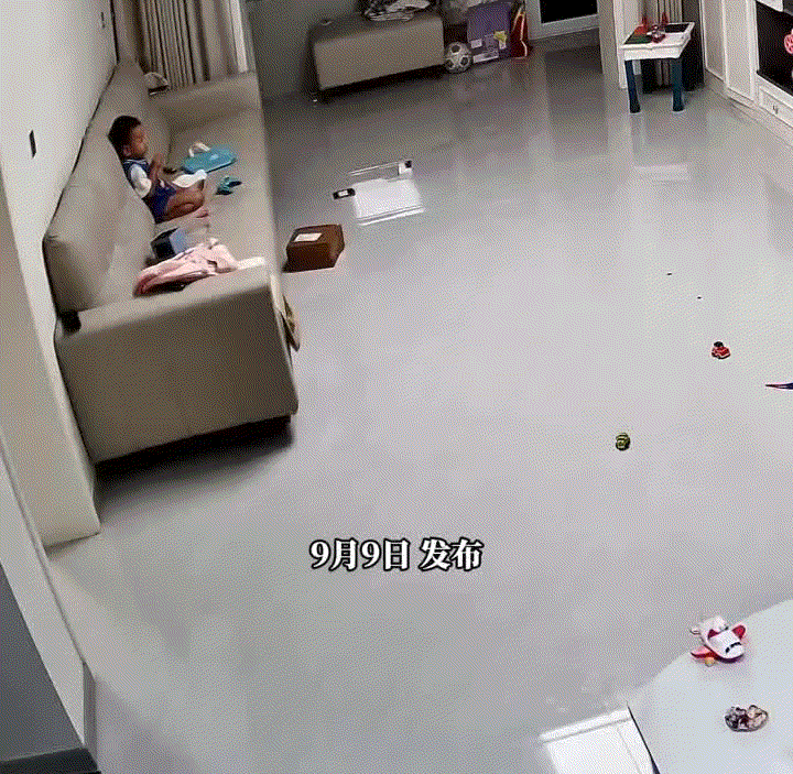 “吓坏了”。一妈妈发视频称，这天她在家带俩娃，期间她就让小儿子独自在客厅玩耍，自