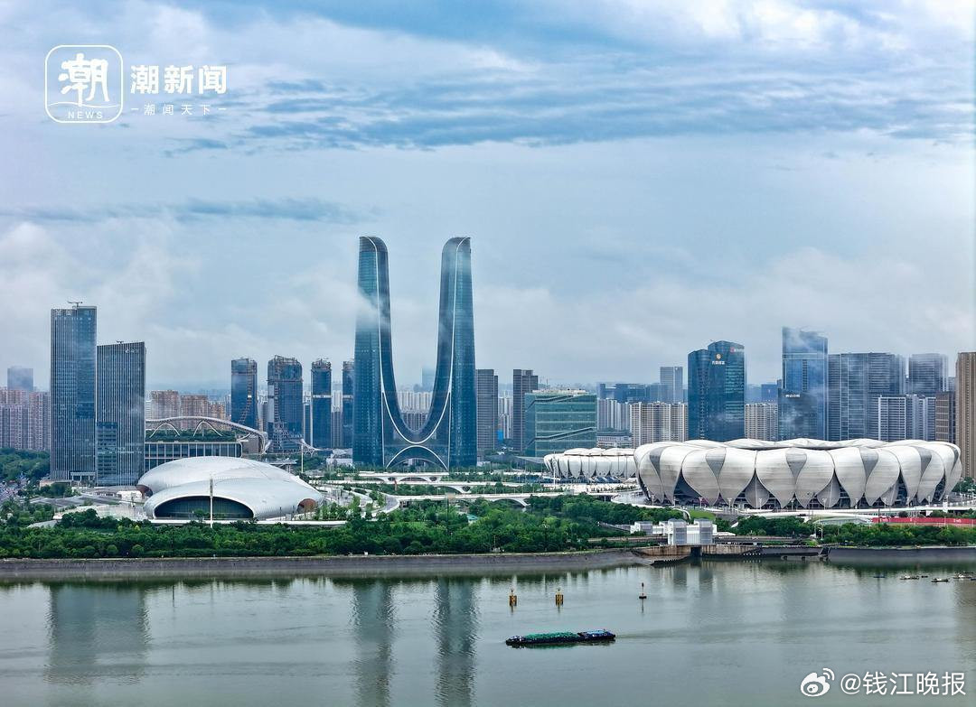 【#雨后的钱塘江云雾缭绕似仙境#】5月9日清晨，杭州钱塘江畔，大雨间歇，云雾缭绕