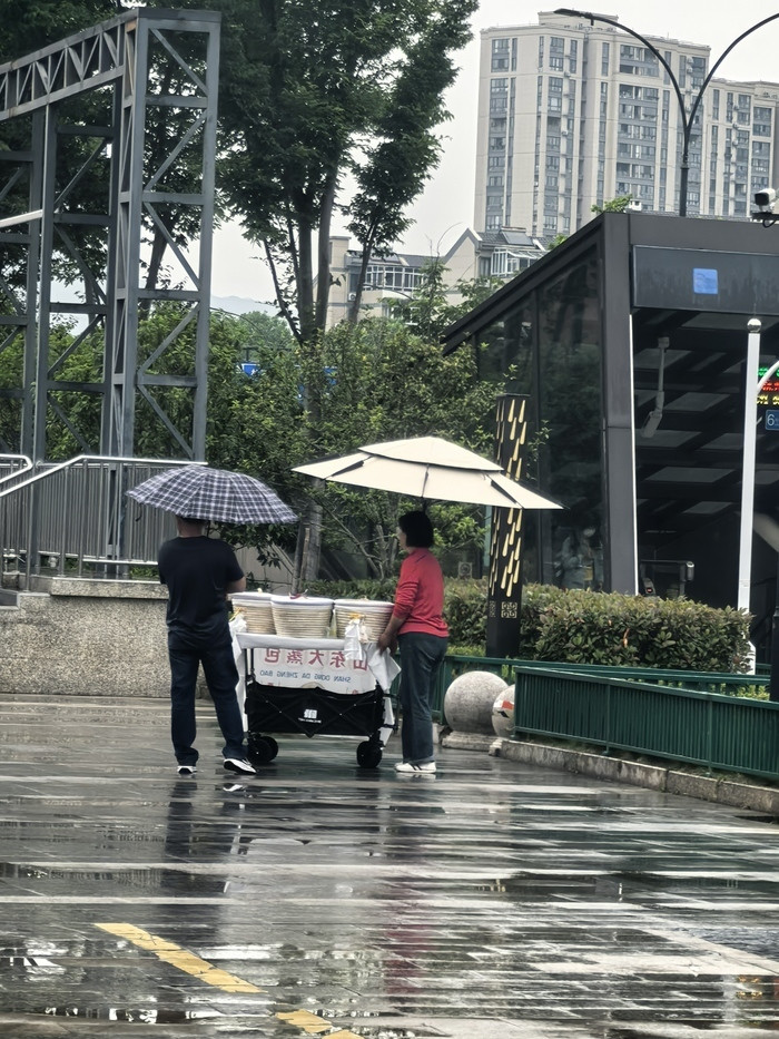 中国美院读研的山东小伙帮父母摆摊卖包子, “山东大包”在杭州街头火了