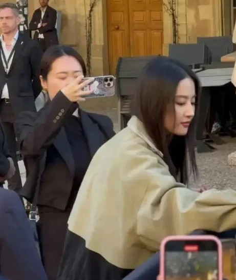 难怪刘亦菲旁边的女孩那么漂亮，也忍不住偷拍，这身材和气质也是无敌了啊。[玫瑰][
