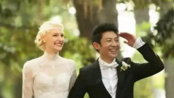 那天晚上，撒贝宁又喝得醉醺醺地回到家。李白见状，气不打一处来，说道：“你一个大老