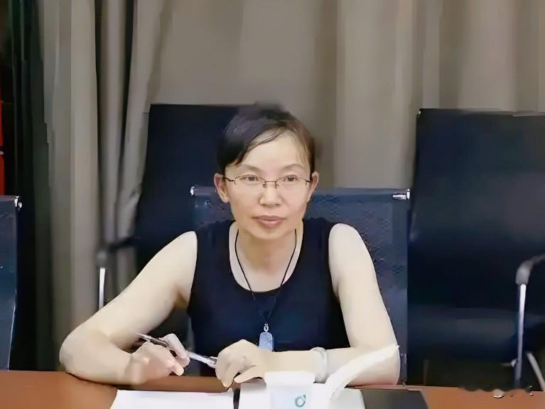 最近云南玉溪第三小学的徐艳琼上了热搜，她在玉溪教育行业深耕三十多年，曾在玉溪