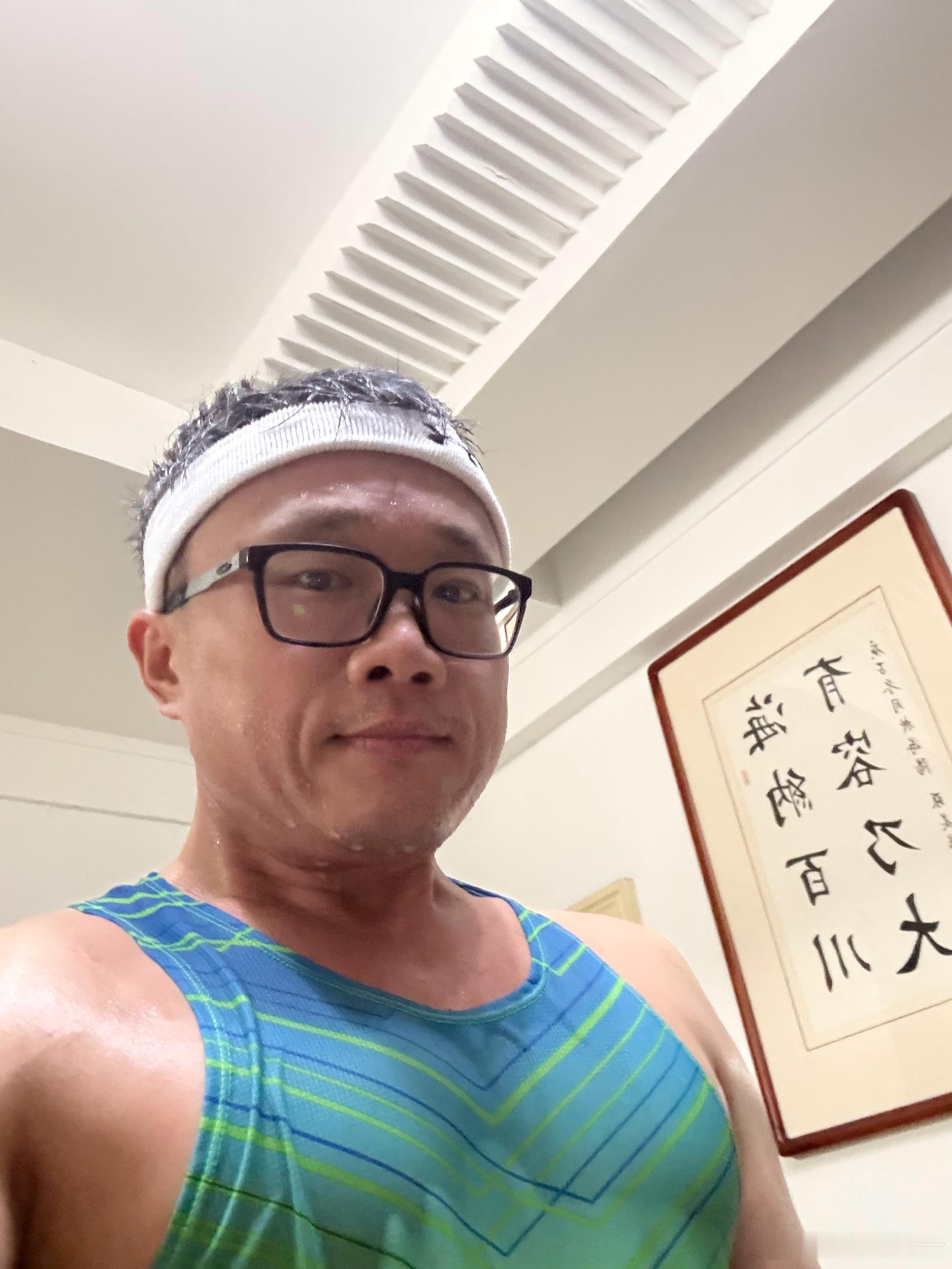 下大雨☔️室内健身打卡杠铃深蹲➕杠铃硬拉➕杠铃划船半小时，暴汗如雨，通透马年跑