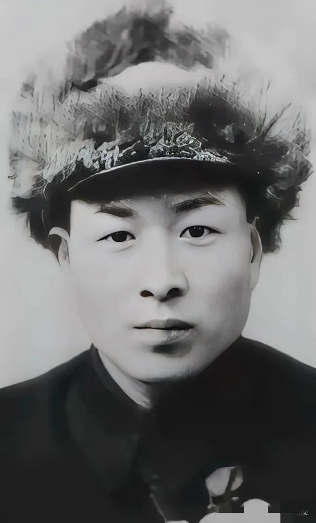 1941年,八路军战士郑希和执行任务归来歇脚，竟撞见8名日军追逐农妇，他默默打开