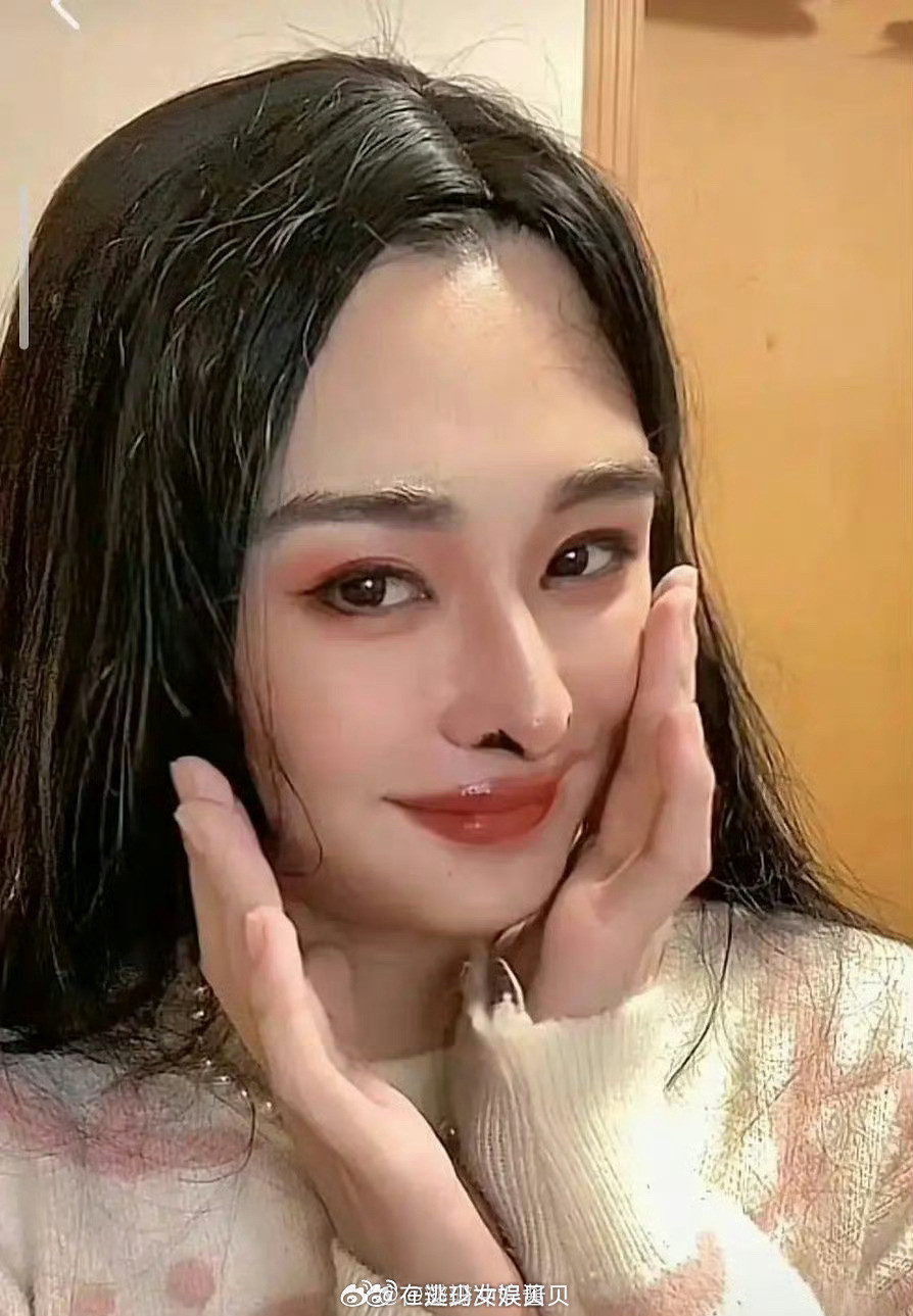 某博主仿了杨幂的妆，虽然丑为什么看着还挺像