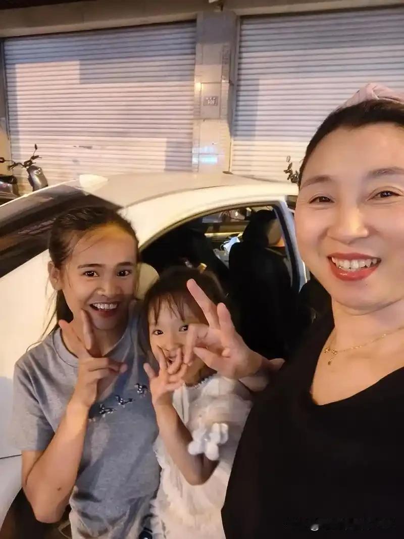 我妹妹和妹夫去广州打工去了，把十五岁的外甥女交给我照顾，我外甥女叫小红，上高一，