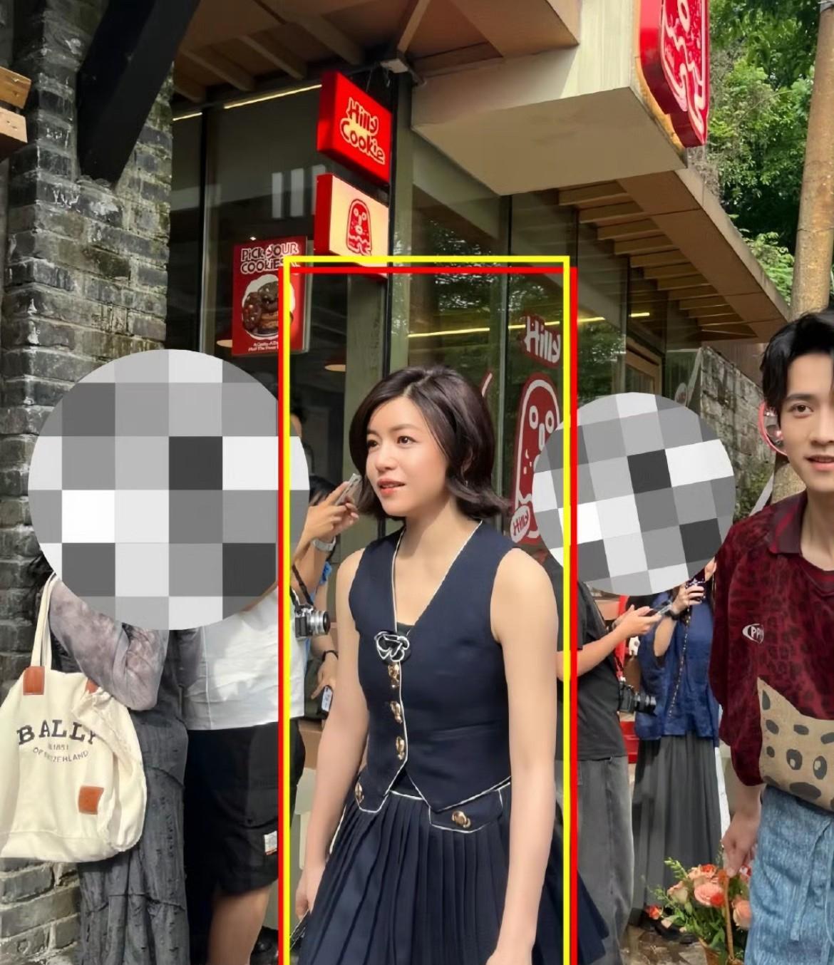 本来不太懂陈晓的眼光，直到看到路人偶遇的陈妍希！真人白得发光，站在人群里特别出众