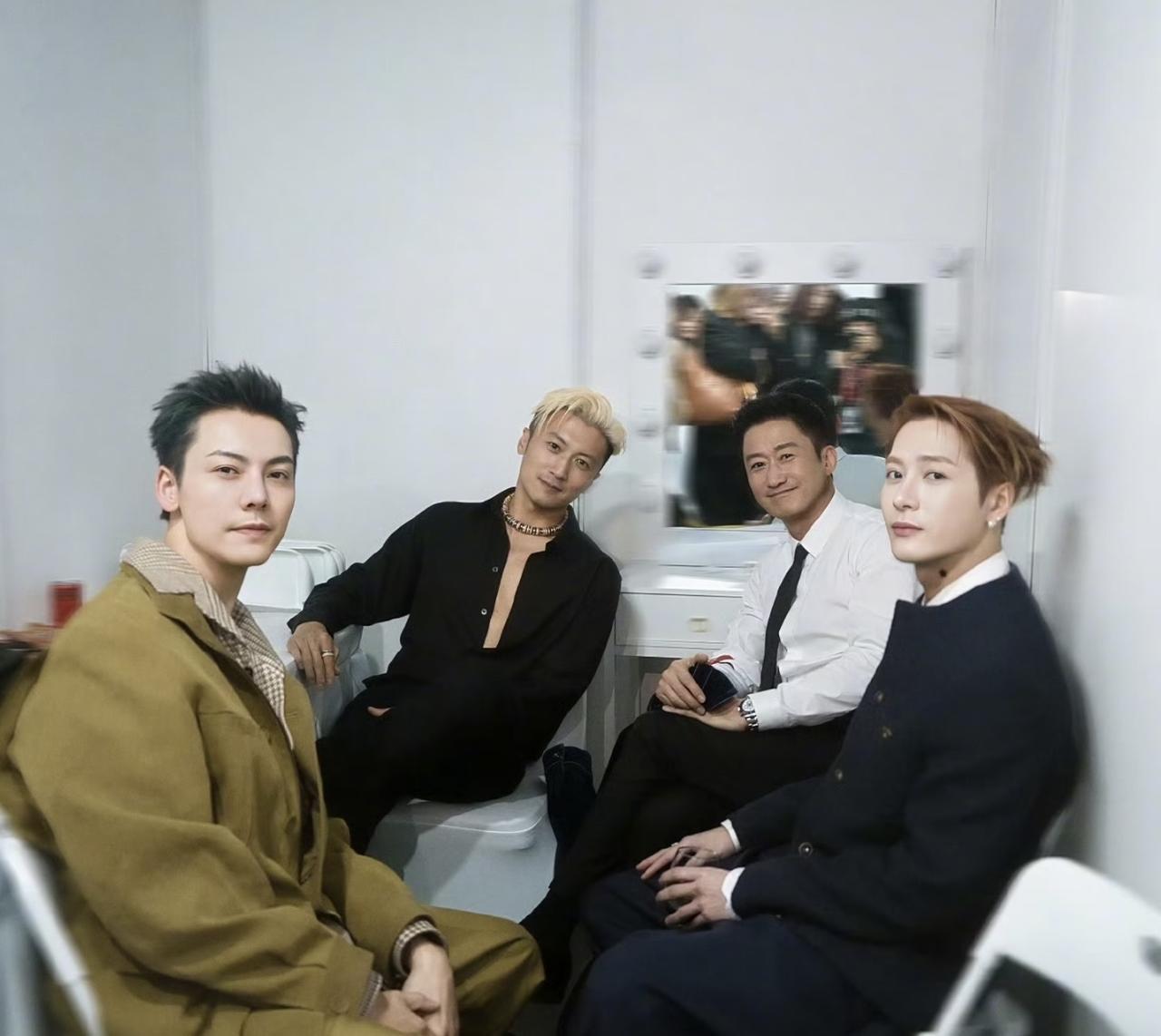 昔日，吴京、谢霆锋、陈伟霆和王嘉尔合影，这真是颜值组合啊，哈哈。吴京谢霆锋陈