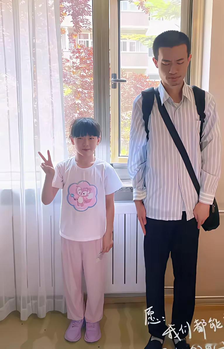 还得是韦神呀？​韦神与外甥、外甥女的合照画风独特，尽显别样气质。​这不禁让人感叹