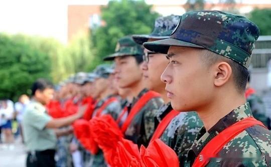 本科生入伍,考军校还是提干?本科入伍后走“考军校”还是“提干”，核心取决于你的学
