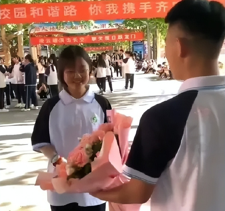 6月10号啊，河北有个男孩，考试一结束就特勇敢地跟一个女孩表白了，还送上了