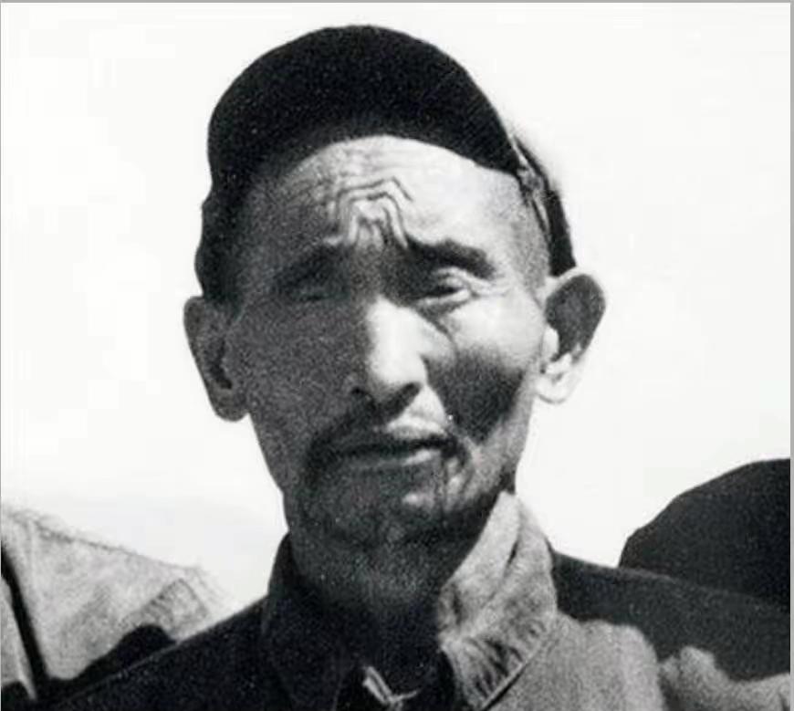 故事的反转往往就是这么讽刺又扎心。1952年，解放军在大凉山抓到一个独眼土匪