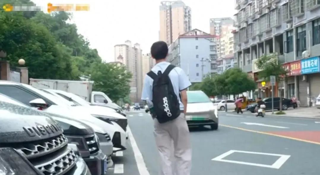 昨天高考分数出来了，一男孩考了560多分，父亲十分不满意说：“就这点分，丢不丢人