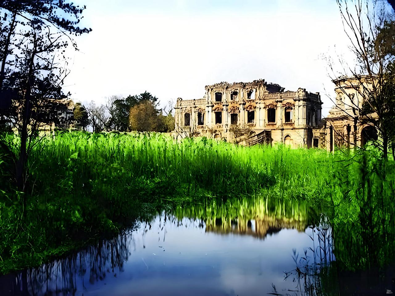 这张照片呈现的是圆明园西洋楼核心建筑谐奇趣的全景残迹，是1860年英法联军焚毁“