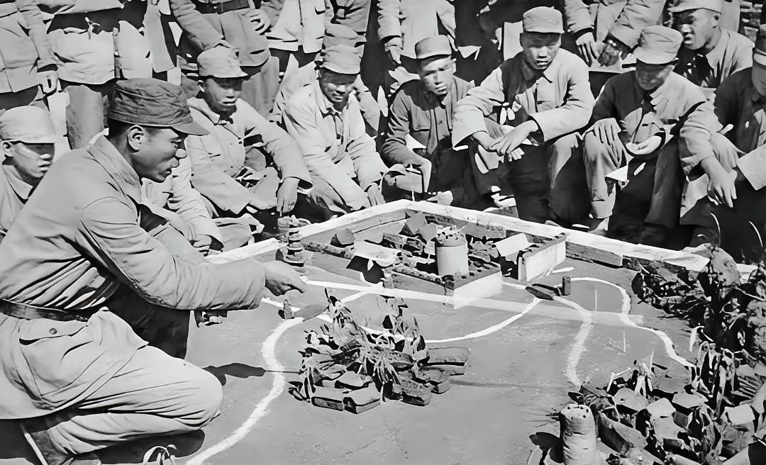 1944年，山西太行山留存的珍贵老照片中，八路军因地制宜制作作战沙盘，精确还原炮