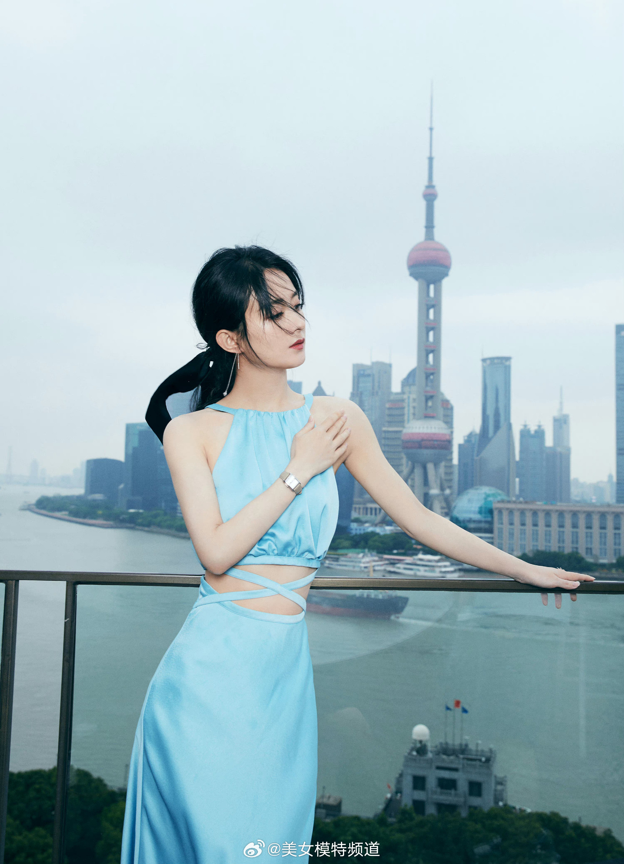 赵丽颖水蓝色挂脖裙​​​