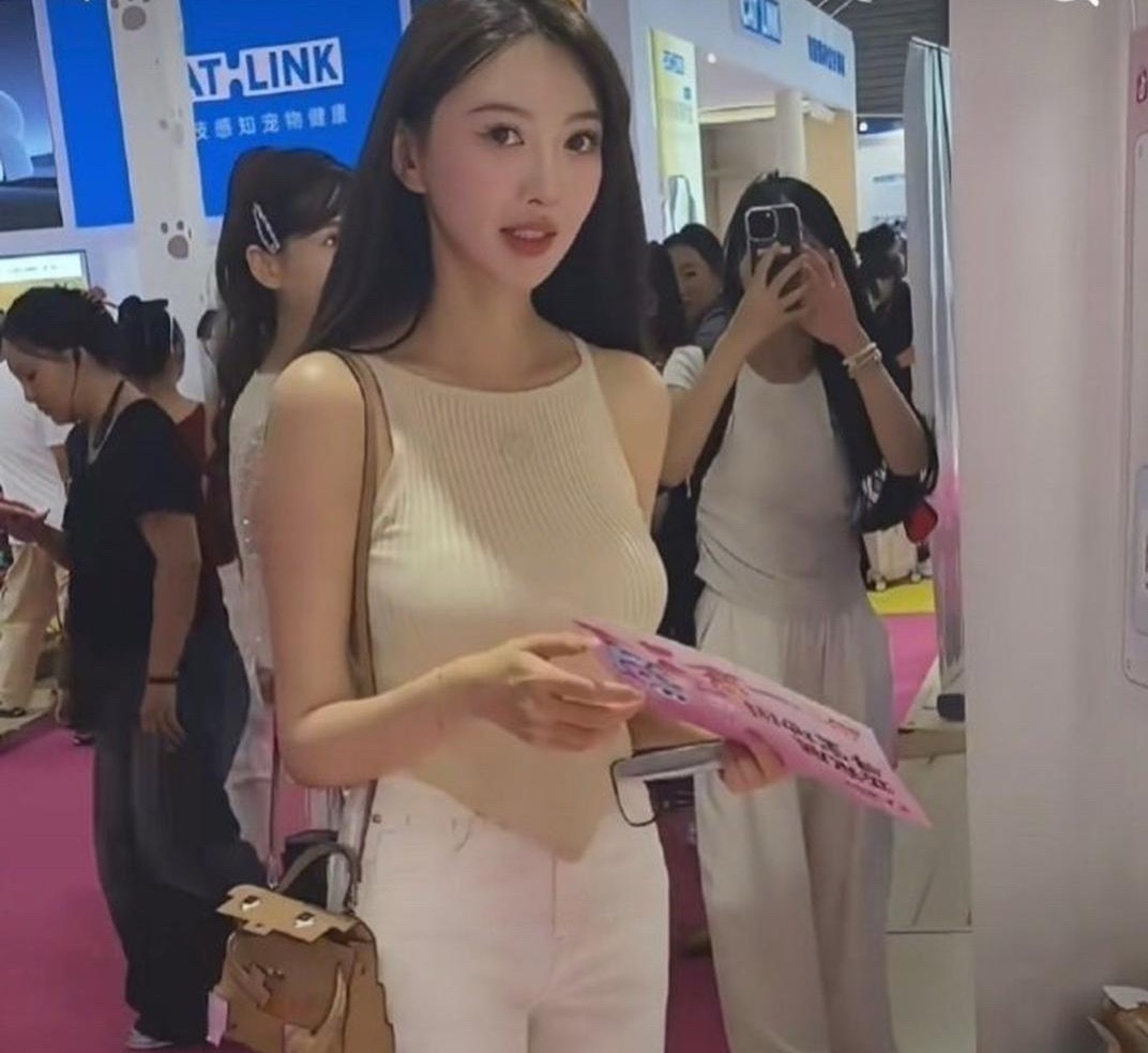 这居然是叶珂没修的原生图？这身身材真看不出是生过孩子的。​​​