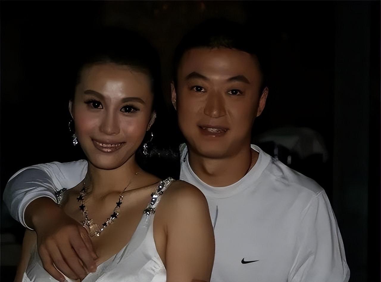 马琳的两任妻子：1、第一任妻子：张宁益，演员，1983年生，沈阳人，北电表演系