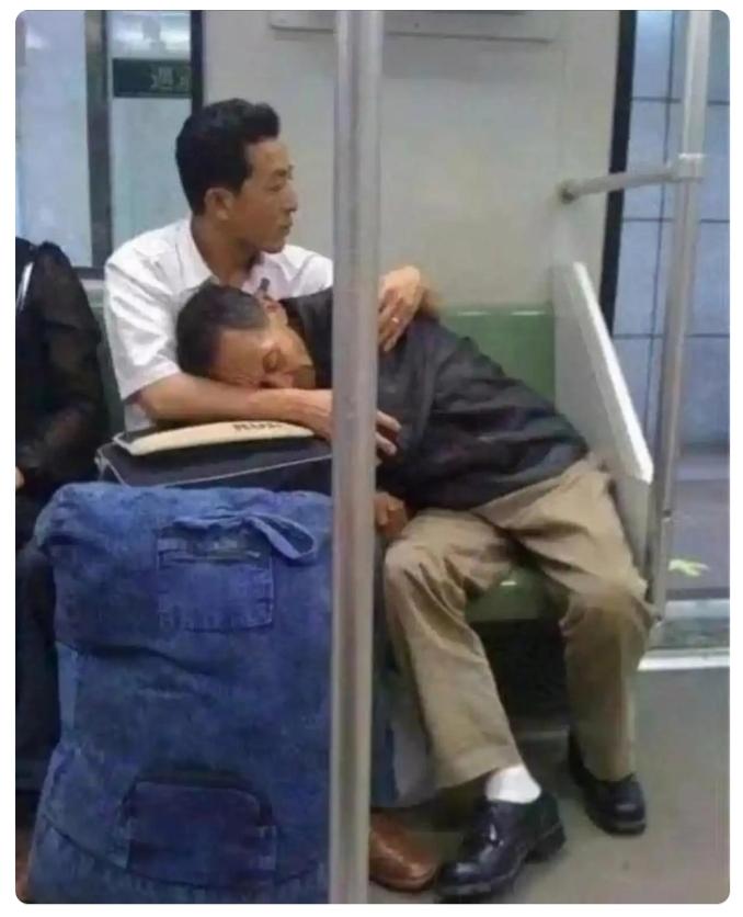 父与子的轮回！小时候，父亲是孩子的靠山；如今父亲老了，孩子长大了，孩