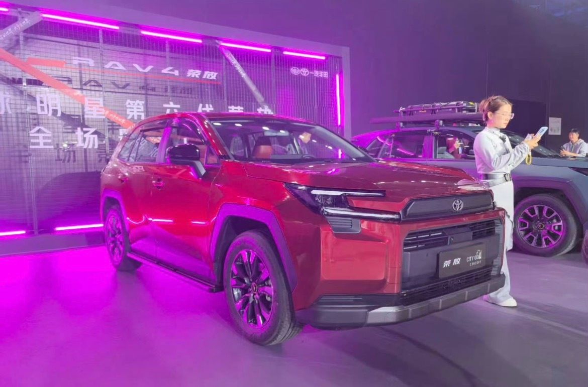 我记忆里荣放系列一直属于长辈界里的香饽饽，皮实，耐造！在汽车销量排行榜上经常能看