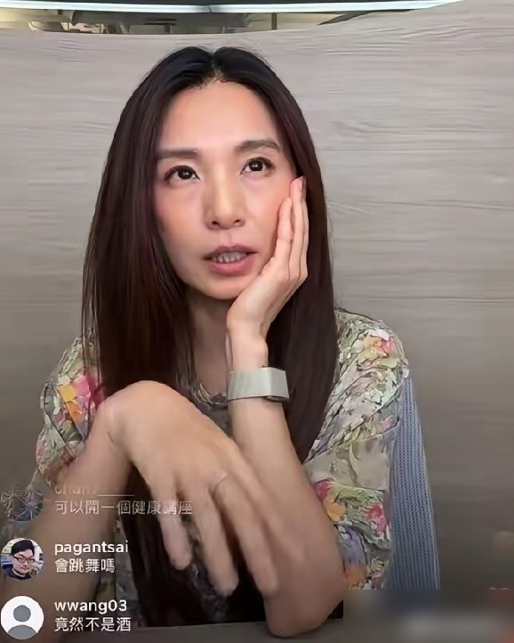 43岁田馥甄直播露脸，底下齐刷刷在刷怎么老成这样了。镜头里她没遮没掩，眼纹法令纹全摆着，说话慢悠悠的