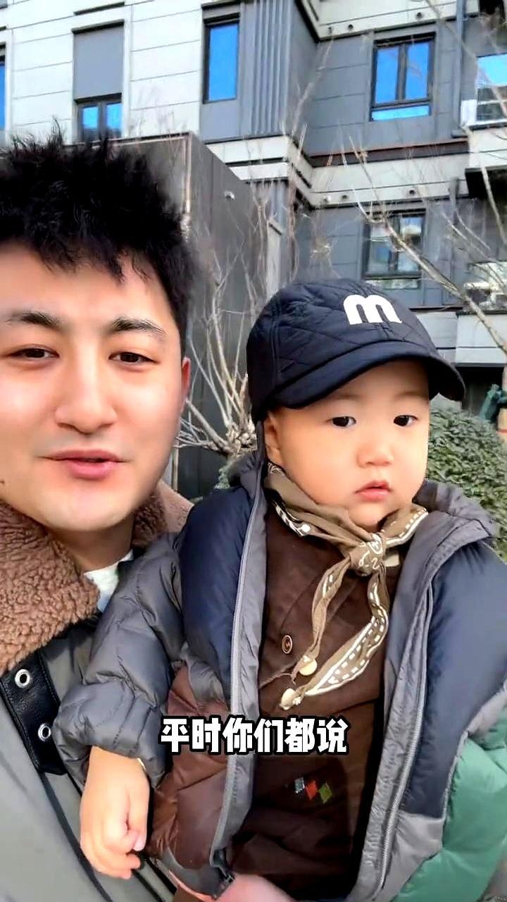 冬天带娃出门，最怕三件事：冷、滑、拍照不好看。这位宝妈直接三招搞定。