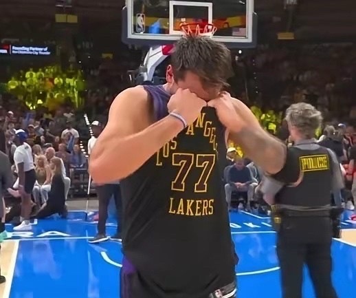 湖人队管理层慌了！不是因为输球，而是东契奇受伤了。一级拉伤，休息7-10天，湖人