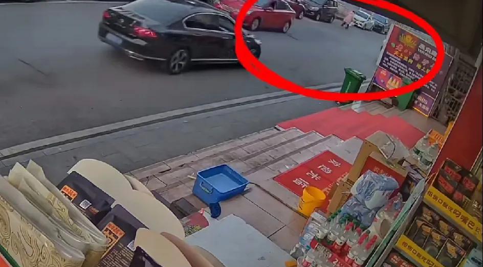 监控拍下小女孩。妈妈扔下女儿，致其悲伤过度，到底离世你怎么看。1月10日，星期六