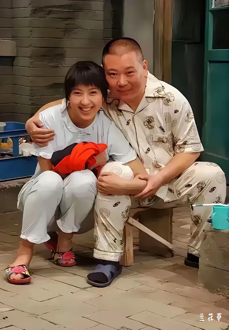 俩人是一对吗？身穿居家睡衣，脚踏拖鞋，紧密的拥抱，暧昧的笑容，不是一家子，