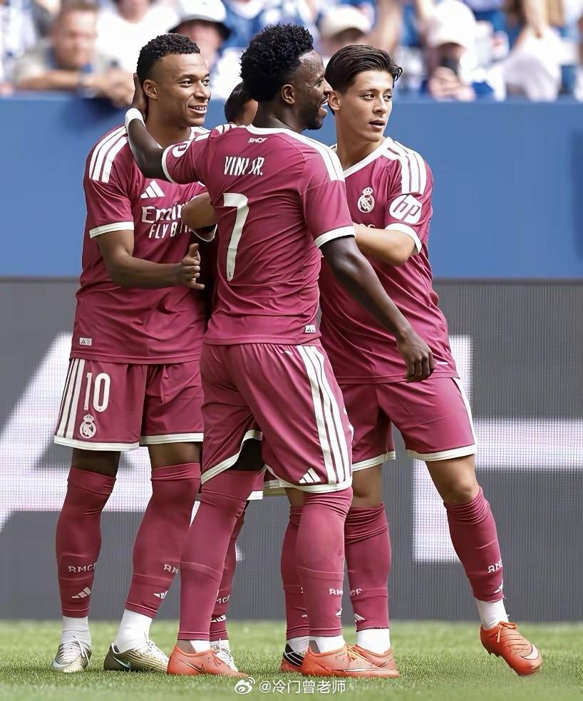 皇马虽以3:0完胜沙尔克04，但胜利背后仍隐忧尚存。本场三位新援——B席、埃斯皮