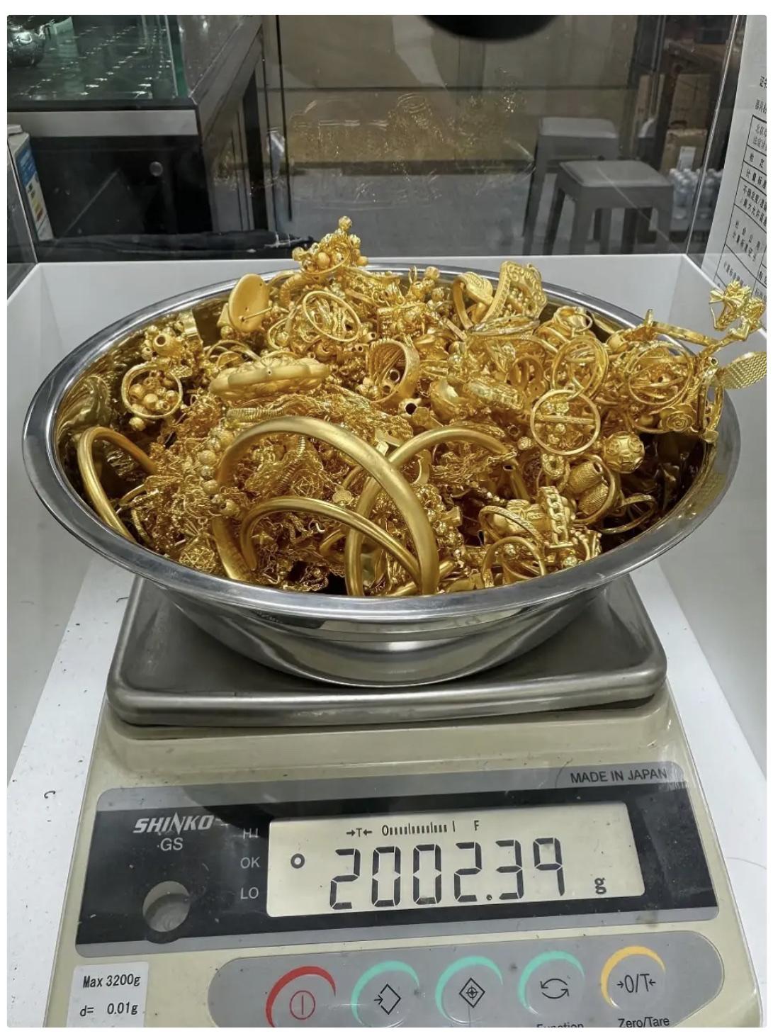 10月28日黄金市场发生了翻天覆地的变化,这个变化不是因为黄金价格跌到了906元