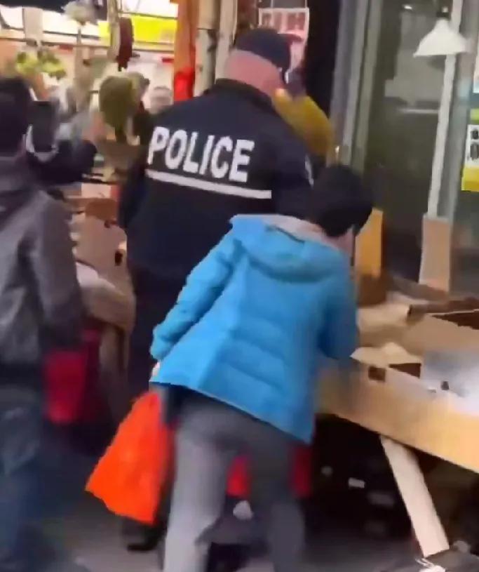 美国纽约第8大道一家华人水果店接受警方调查，围观华人趁机“零元购”，店内水果洗劫