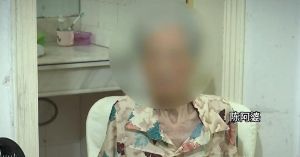 福州，88岁阿婆攒了一辈子钱，127万全款给孙子买房。自己摔得动不了，孙子连看都