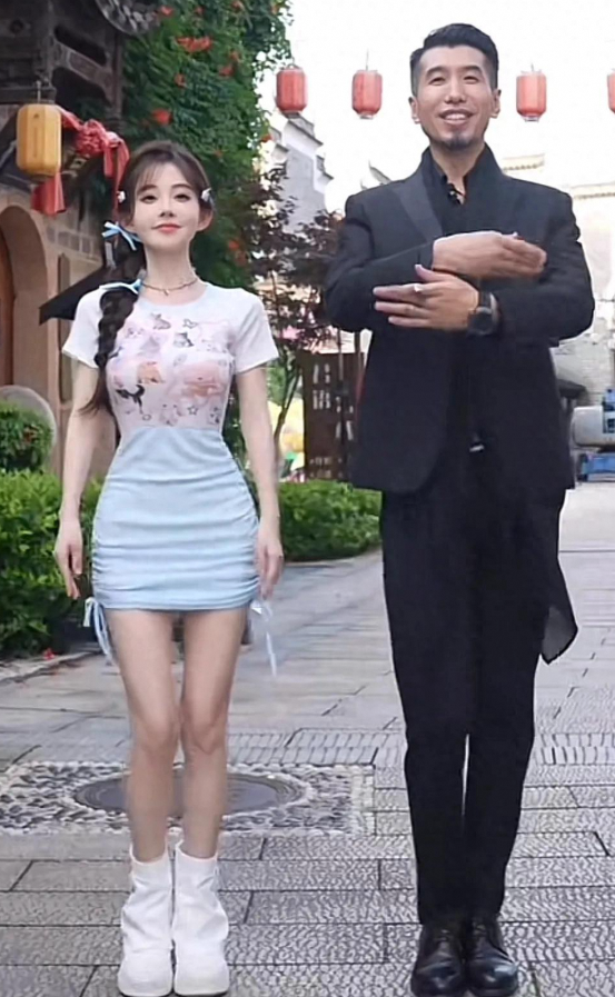 冯提莫康复后与猫爷联动热舞，状态美出新高度
