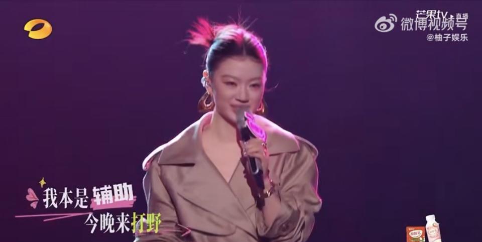 单依纯在《歌手2025》突围赛的主持首秀，简直是把舞台变成了脱口秀现场！一句“我
