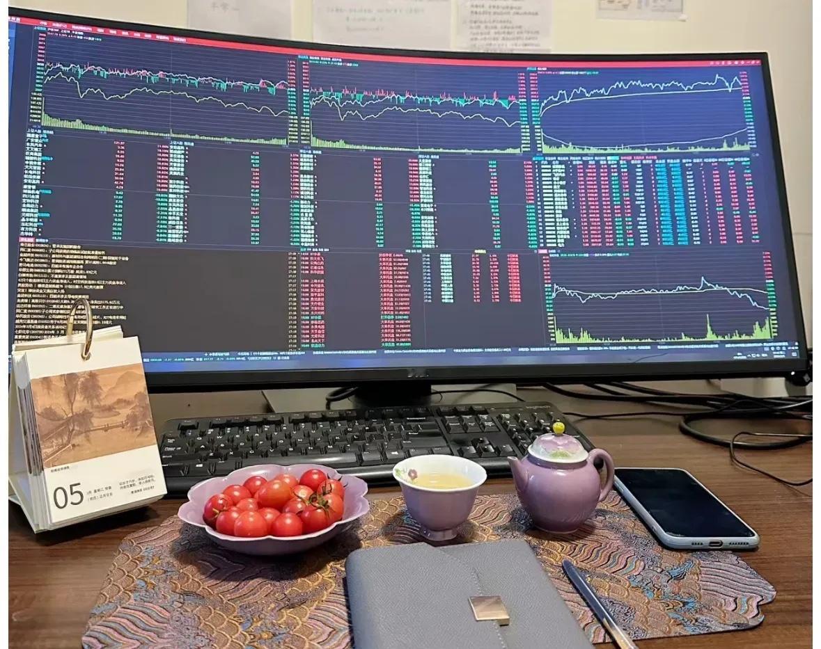 认识一位老股民，专职炒股快30年了，最开始入市的时候，只有一万八千块。到现在，家