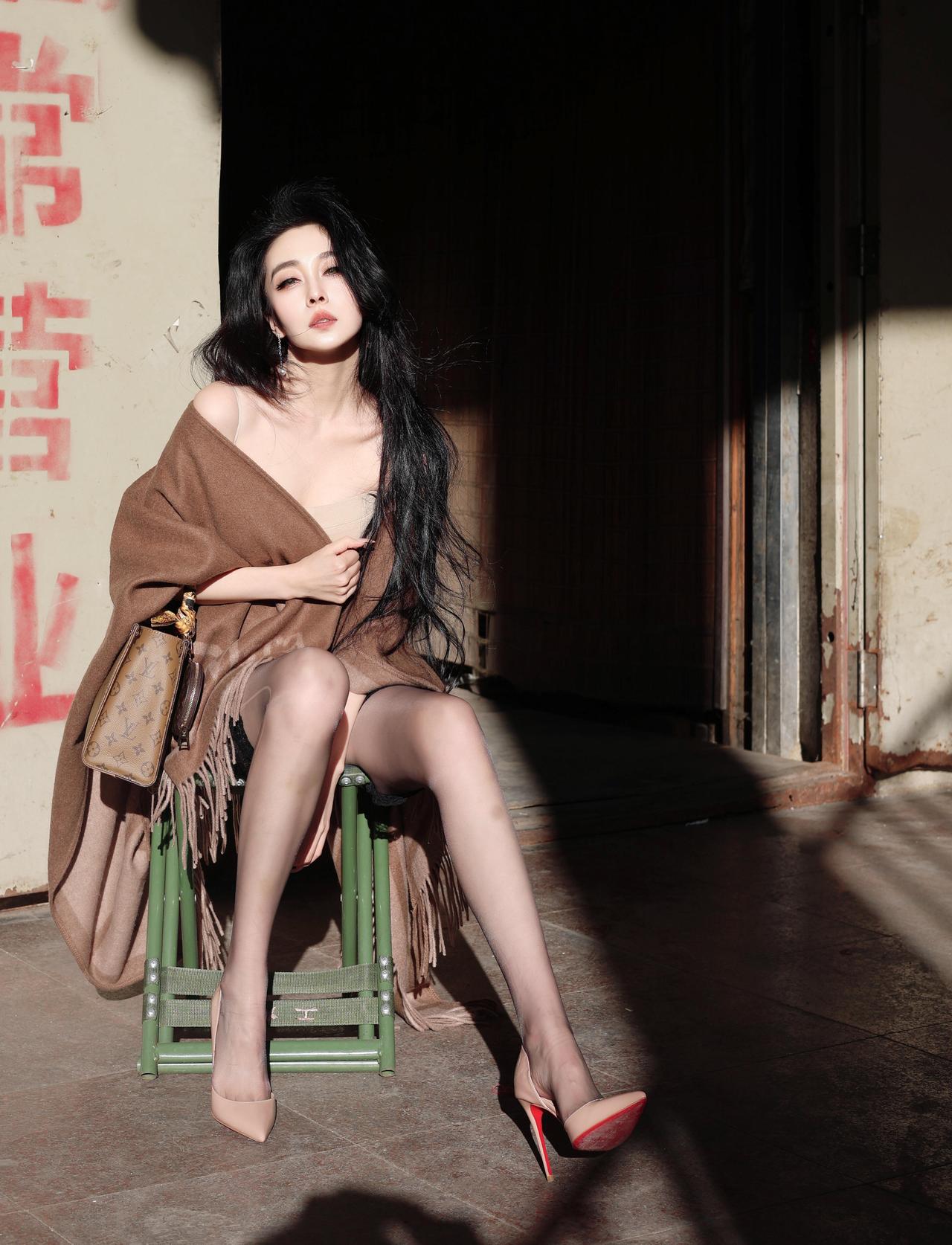 她在阳光下是那么美，太明媚了，世界瞬间美丽了！