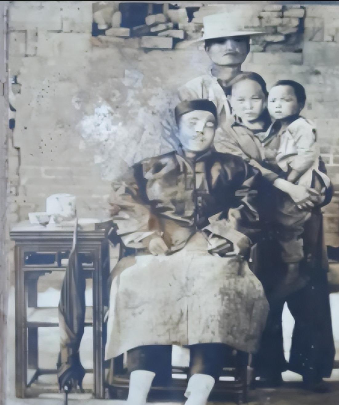 1927年春，一位少妇眼含热泪，颤抖着双手为死去的丈夫擦干血泪，让身边人帮忙把他