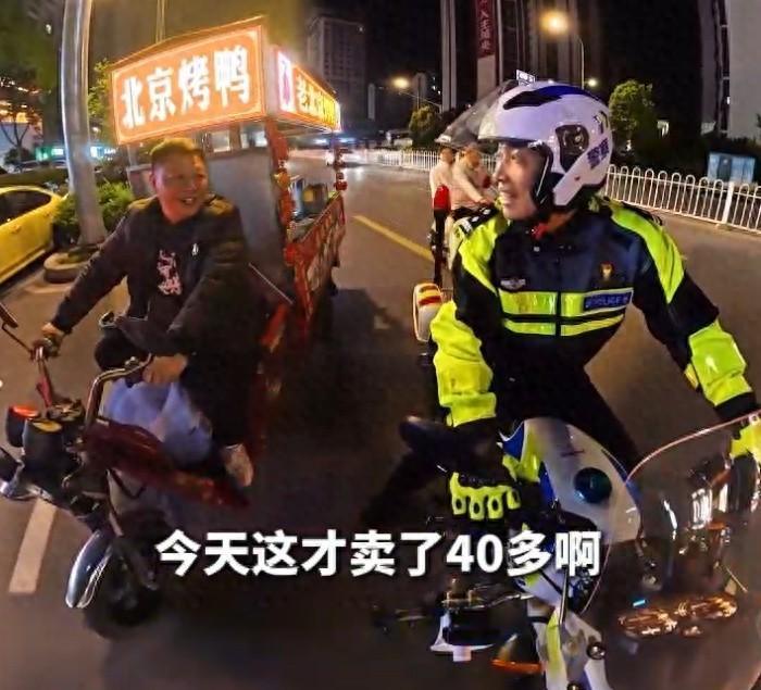 谁看谁动容！五一深夜襄阳街头平凡一幕走红网络，网红交警曾怀庆凭借暖心举动圈粉无数