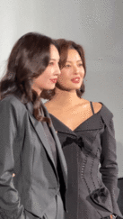 辛芷蕾你这么亲郑希怡咋招架对视戏还没演够，辛芷蕾直接亲郑希怡，郑希怡当场CPU