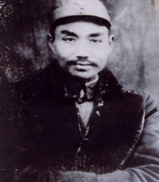 他在建国之后长期休养，没有军衔和工作，1955年评定军衔的时候，工作人员犯了难，