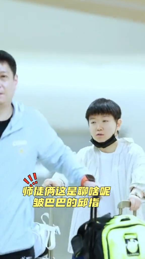 莎莎加油。国兵顺利到达洛杉矶，心情还不错的莎宝笑的好开心。师徒俩这是聊什么？皱