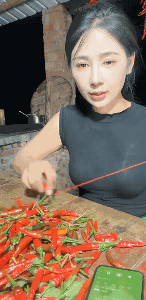 这辣椒穿好了晒干了能卖给我吗？[捂脸哭]